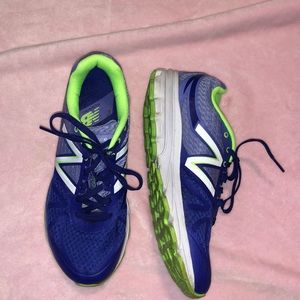 NEW BALANCE SIZE 8 RUNNING SHOES